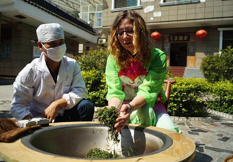 炒茶,需要至少50分钟时间 接下来就是要筛茶,揉碾