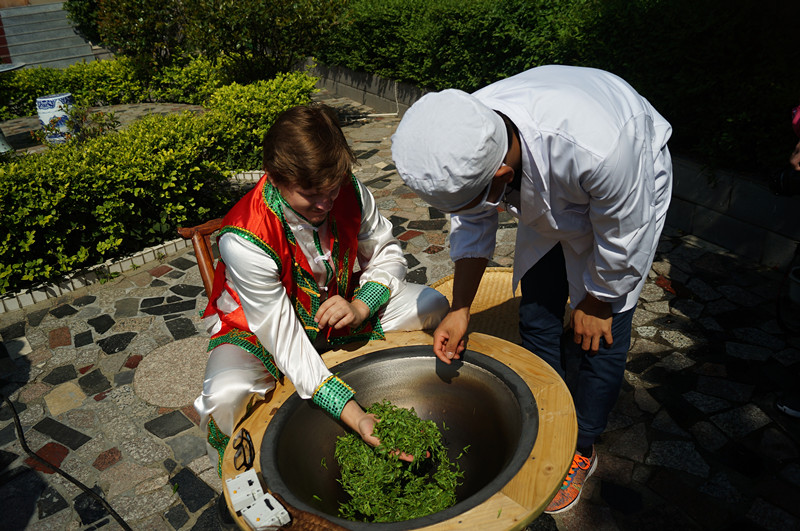 炒茶,需要至少50分钟时间接下来就是要筛茶,揉碾我们的歪果仁儿制茶的