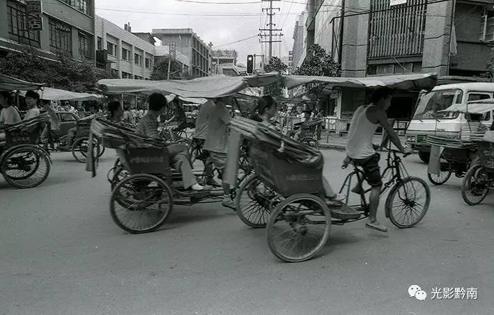 上世纪八十年代都匀市街上的人力三轮车(申军 摄)