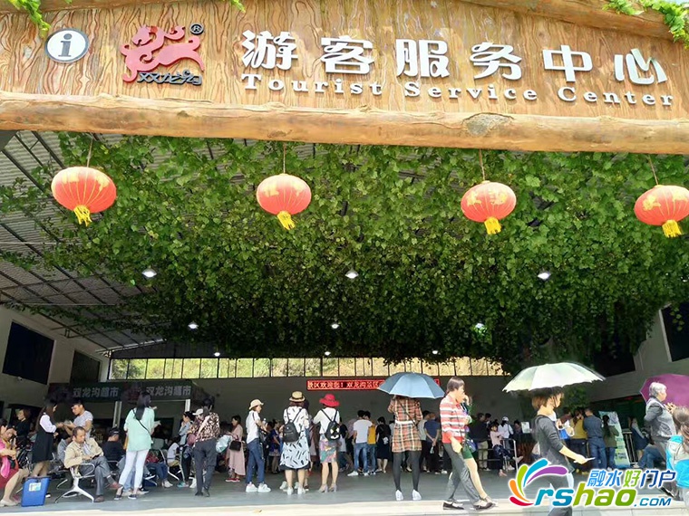 旅游 正文  4月29日,小编在该景区游客中心看到,售票大厅熙熙攘攘