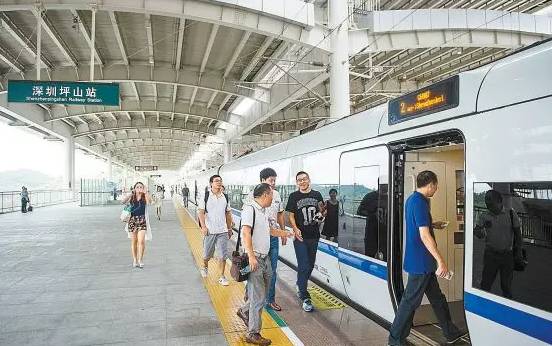 《规划》还指出,在铁路客运站建设方面, 一方面扩容深圳坪山站, 提升