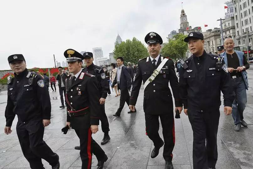 来自意大利内政部刑侦总局国际刑警部门和佛罗伦萨大区普拉托市宪兵队