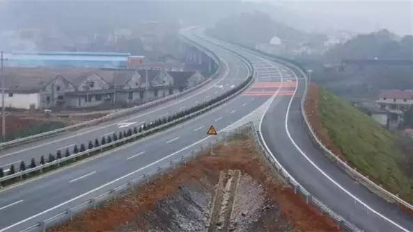 1,高速公路匝道口,不管出口还是入口