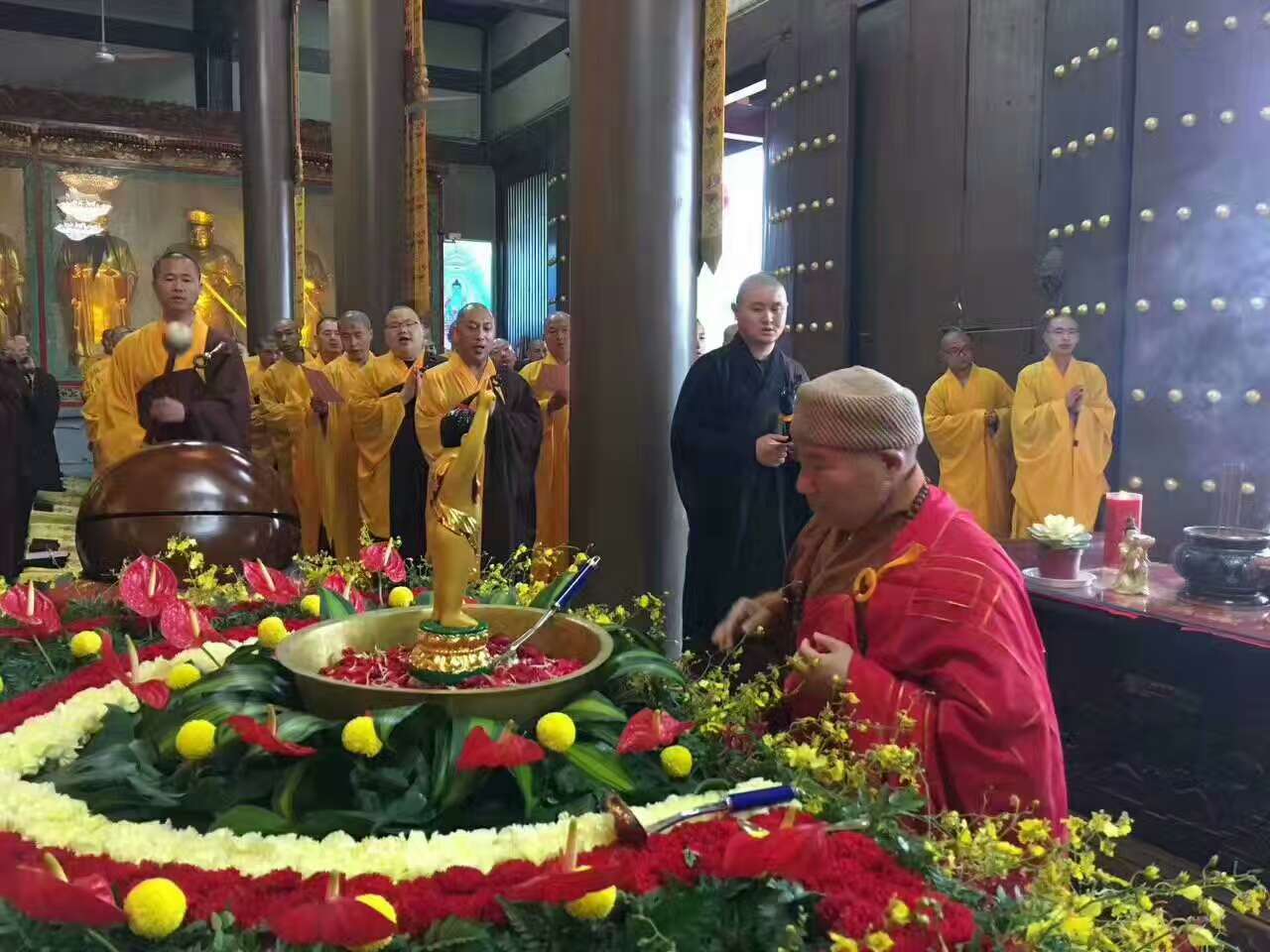 今天农历四月初八是浴佛节法门寺演锋法师给佛沐浴