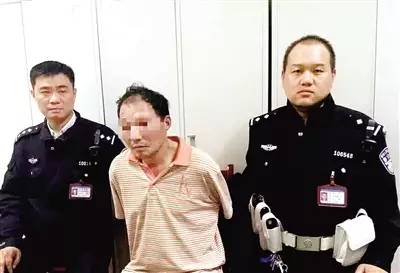 细思极恐郑州杀人犯潜逃三年公园打牌被捕谁曾想他包里竟每天装着斧头