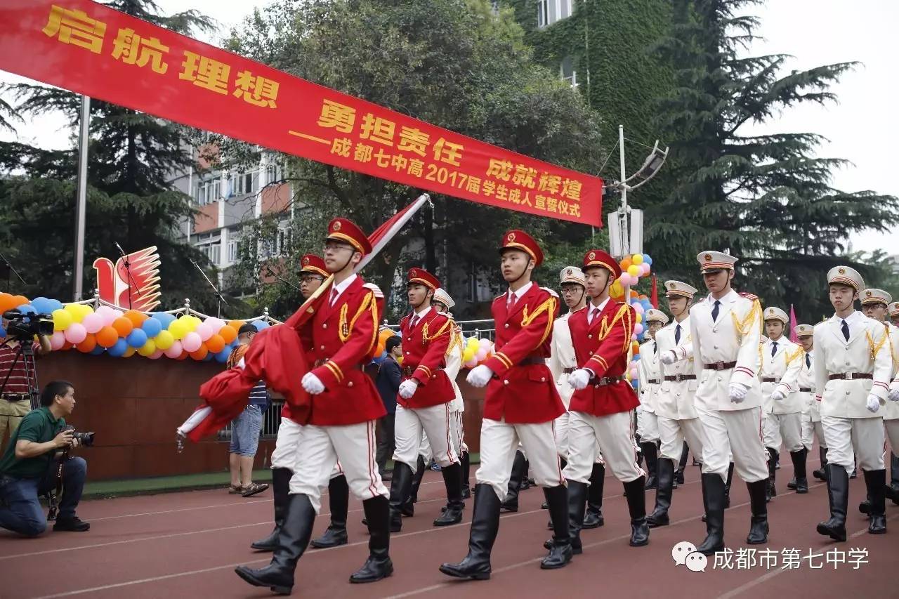 随着入场音乐《圣洁的时刻》及18次钟响,2017年成人礼拉开了序幕.