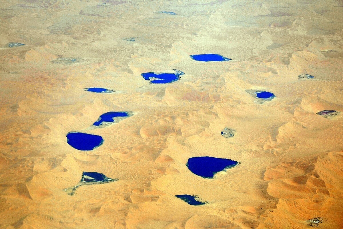 沙漠草原高山湖泊拍摄技巧_太空看沙漠中的湖泊_中国最大沙漠湖泊