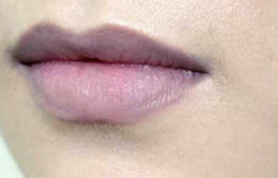嘴唇苍白  长期嘴唇苍白可能会是贫血和失血症,此外,某些脾胃虚寒