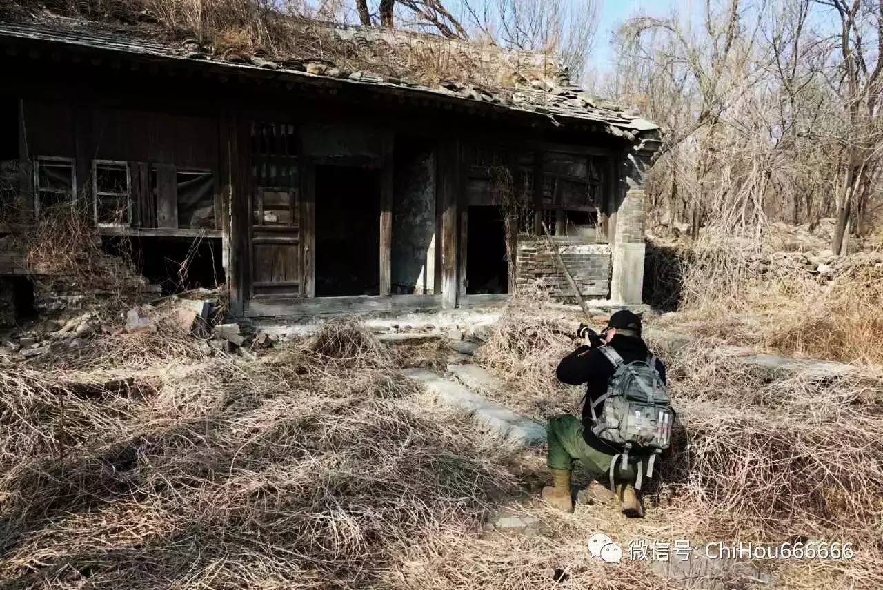 这座老屋大白天的自带恐怖气氛啊,说实话站在门口呼呼冒着冷风.