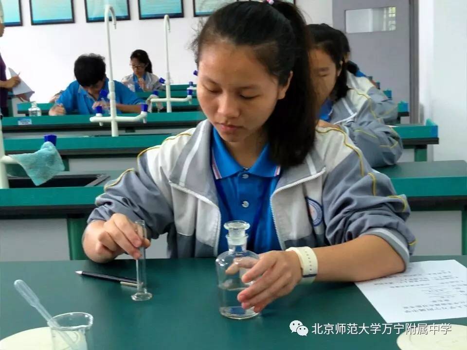 我校九年级学生完成初中毕业生学业水平考试 物理和化学实验操作技能