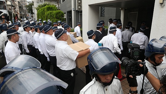 2015年9月9日,日本大阪府警方突袭了黑帮犯罪团伙山健组的总部.