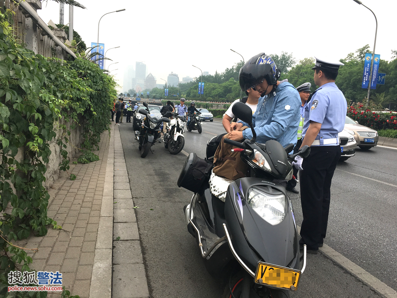 北京交警持续整顿三环主路摩托车违法行为