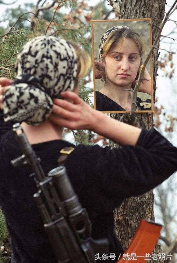 谁说女子不如男,一个背着ak74步枪的车臣当地女兵在出发前对着镜子
