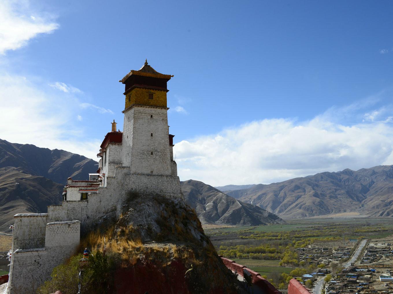扎西次日山巅的雍布拉康,佛音缭绕西藏第一座宫殿
