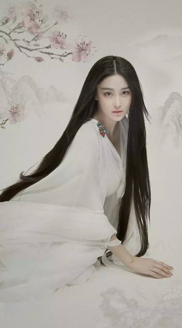 在该剧开头,张馨予一席仙气十足的白纱裙,素雅的妆容,飘逸的长发