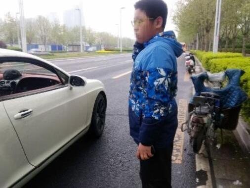 小男孩撞坏宾利车，你觉得应该赔么？