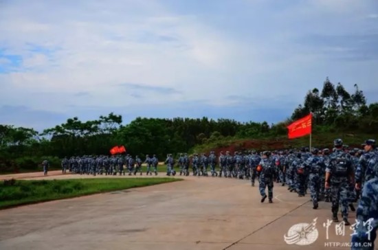 空军空降兵学院开展实战化训练 组织部队快速机动