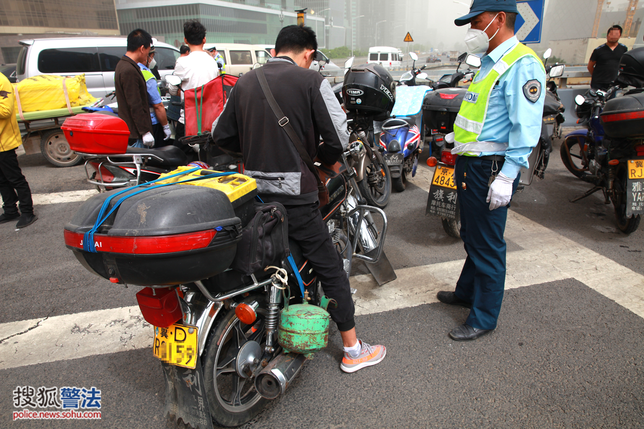 交管局涉车队早高峰国贸桥上整顿摩托车违法行为