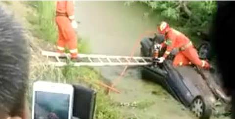 沭阳一男子开轿车翻河里活活淹死!惨剧!(现场视频)