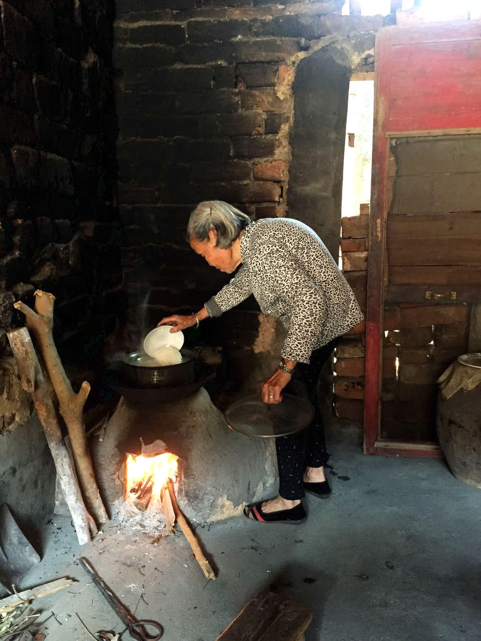 81岁农村独居母亲为儿子做顿饭看完好想乡下老妈妈