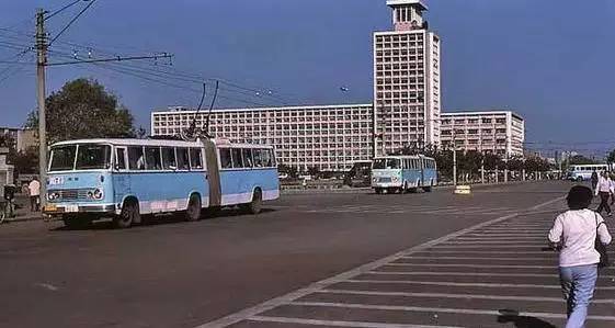 90年代随着沈阳经济越来越发达,市政府作为沈阳中心,周边的大楼接二连