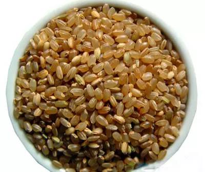 糙米就是全米,保留米糠,有丰富的纤维,具吸水,吸脂作用及相当的饱足