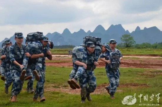 空军空降兵学院开展实战化训练 组织部队快速机动