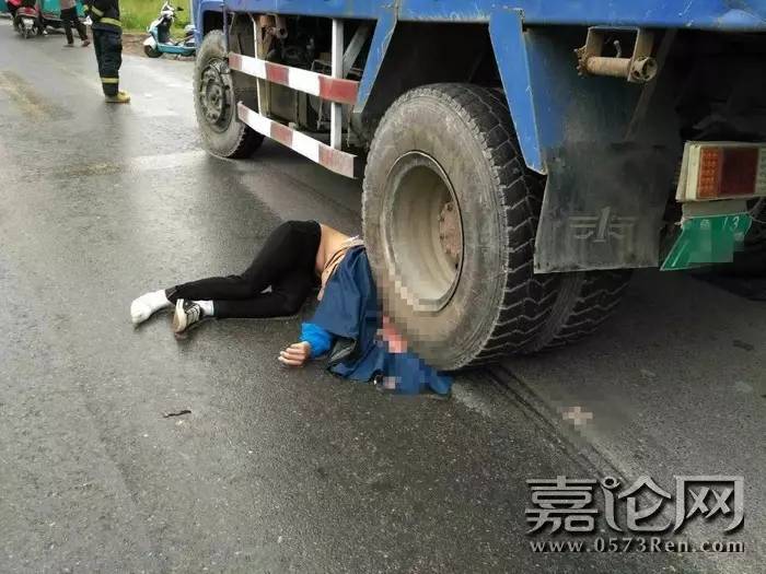 脑袋被压成肉泥,当场死亡!王店镇一大货车撞倒电瓶车