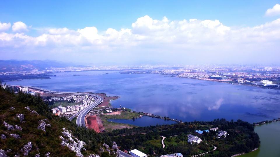 天吃完早餐发现风和日丽,便骑着共享单车去滇池风景区的海埂公园观景