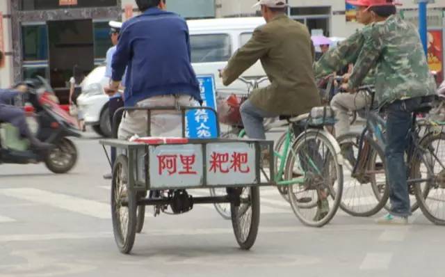 我有独栋别墅空调房 我每天开着保时捷(保10洁)上班 还有一辆敞篷超