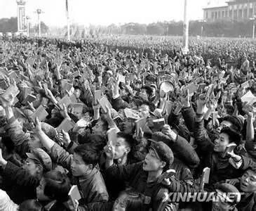 1966年11月3日,毛主席第六次接见红卫兵,我们徒步经过天安门广场接受