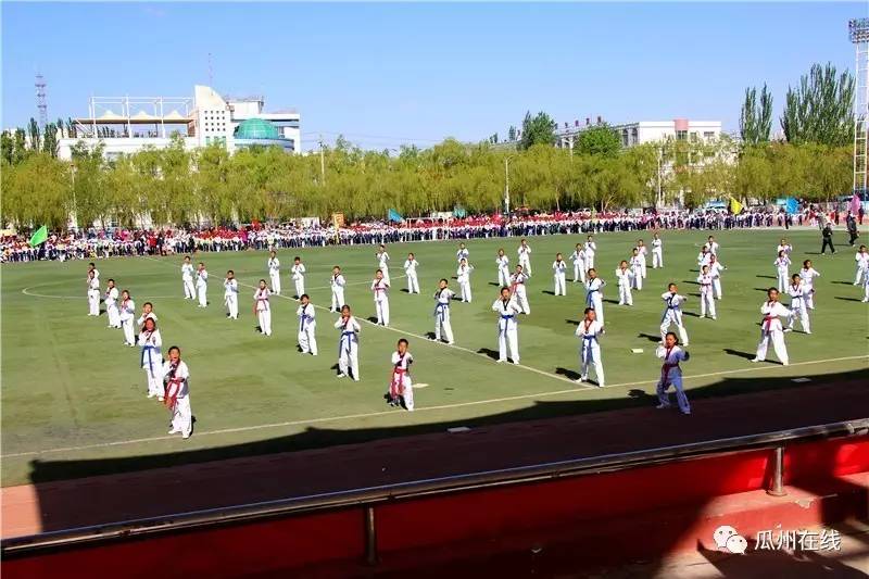 【本地】瓜州县渊泉第一小学运动会现场的孩子们