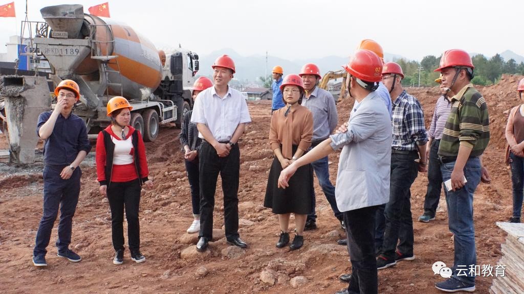 城南九年一贯制学校建设工地云和县人民政府副县长雷绍丽在云和县教育