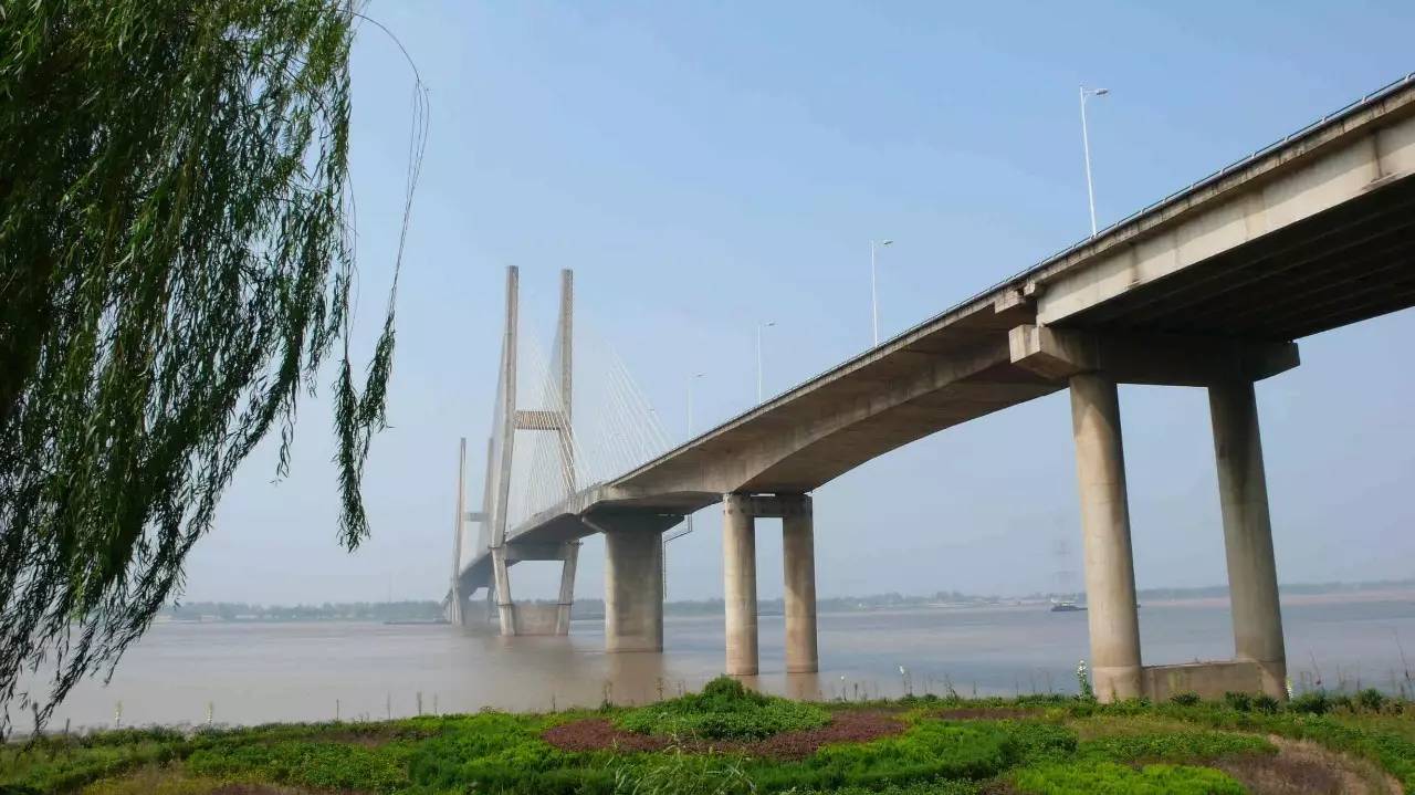 一桥:铜陵长江公路大桥) 上游枞阳县老洲镇(铜陵市江北港新区)境内