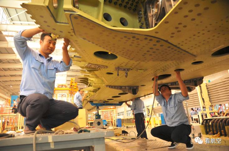 由航空工业沈飞民机公司生产的,我国首架c919大型客机后机身前段在