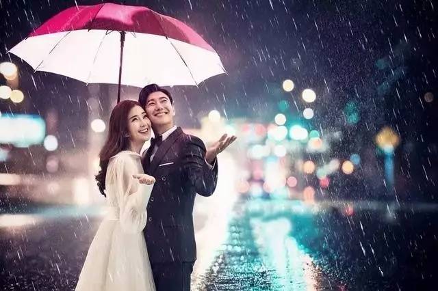 雨天婚纱照图片_下雨天的图片