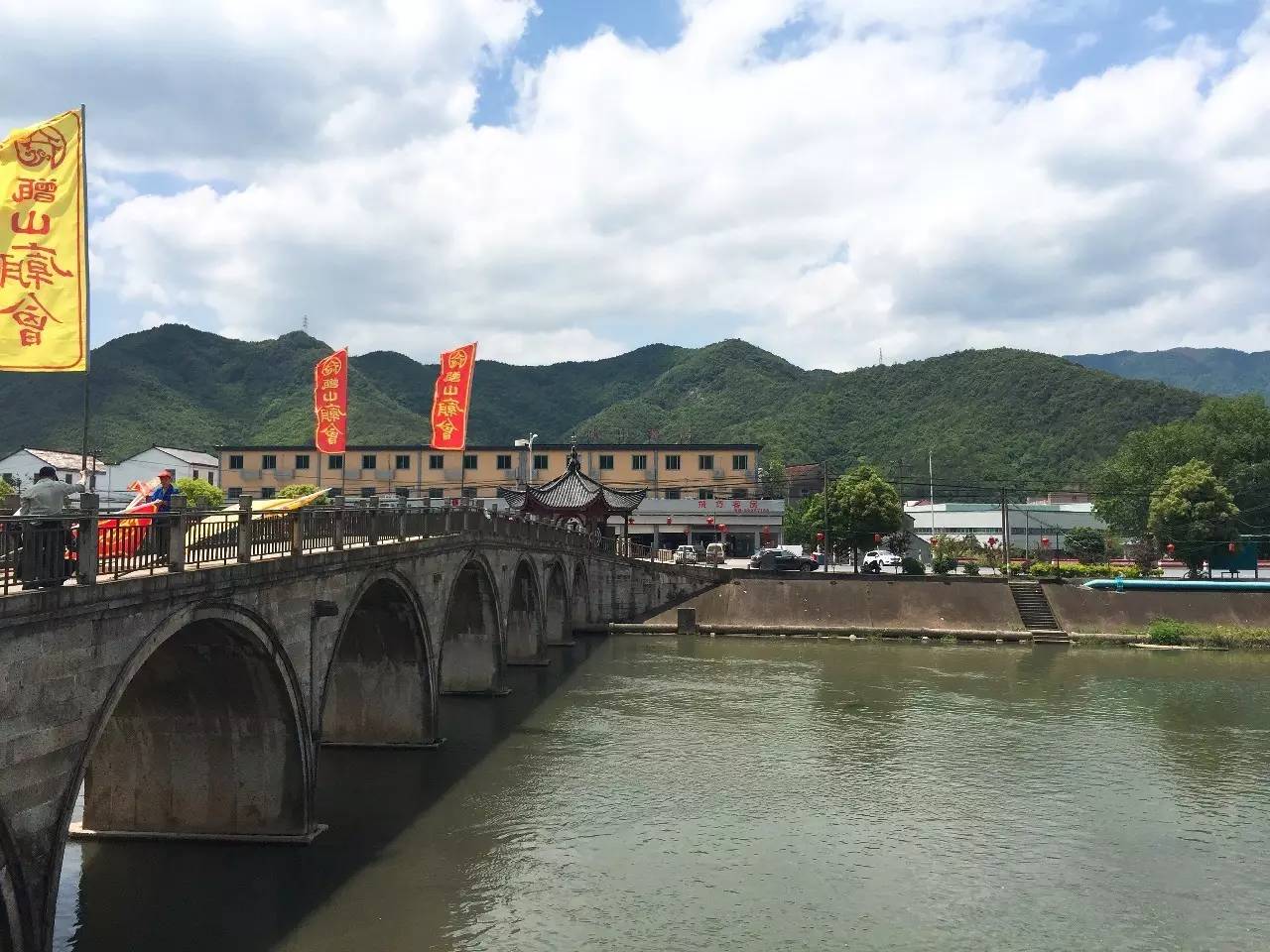 萧山区河上镇甑山坞庙会美食节来喽,听说萧山的帅锅~美屡~都去吃土啦