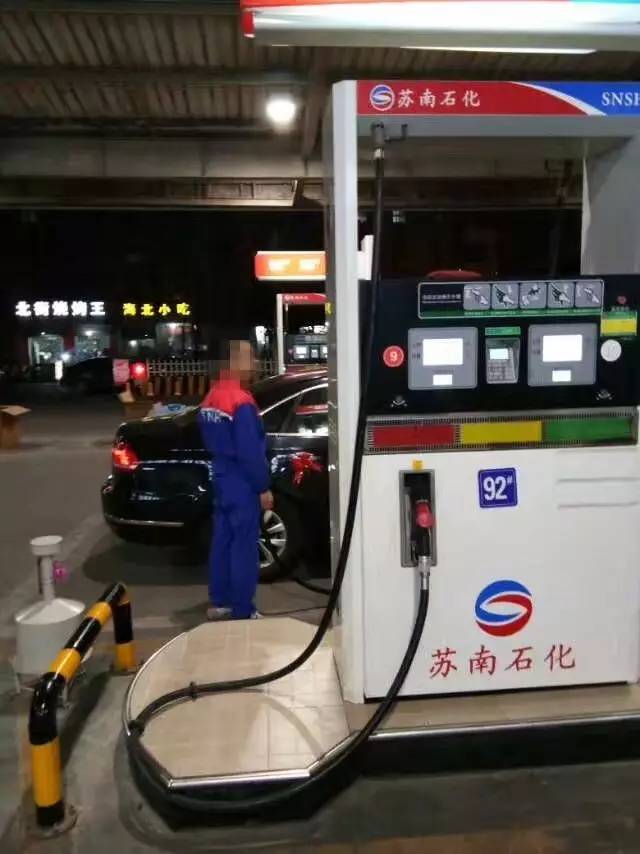 王先生的车油箱容量是90升,加油时仪表盘显示还有一格半油量.