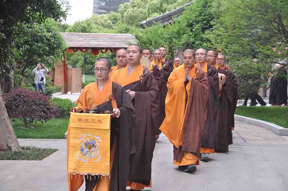 庆释迦牟尼佛圣诞日 寒山寺举行浴佛托钵祈福法会