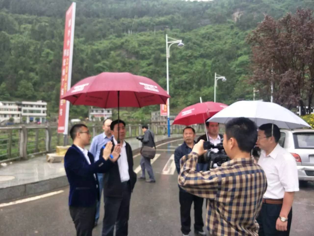 巴中市副市长南江县委书记刘凯携县委班子成员冒雨视察南江宏帆广场