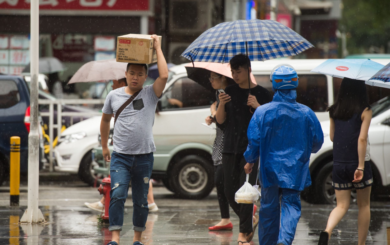 深圳汛期要来了!暴雨天的深圳:有人驻足有人狂奔