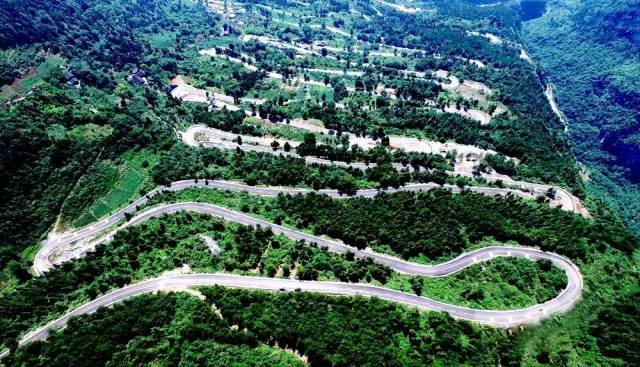 旅游 正文  武隆白马山环线公路蜿蜒起伏直冲海拔1200米山顶,航拍发现