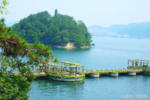 三潭岛位于千岛湖中心湖区与东南湖区交界处,距千岛湖镇10千米,景点