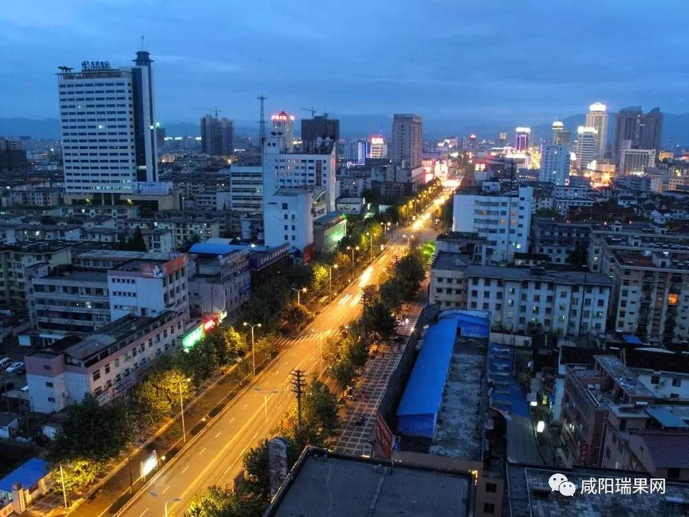 当夜幕降临,汉中就亮起来了 整个城市变成了灯的海洋,光的世界 街道上