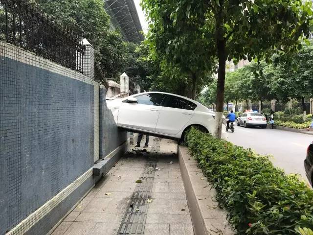 佛山一驾校内，女学员误将油门当成刹车，高速转弯后撞停！惊险万分！