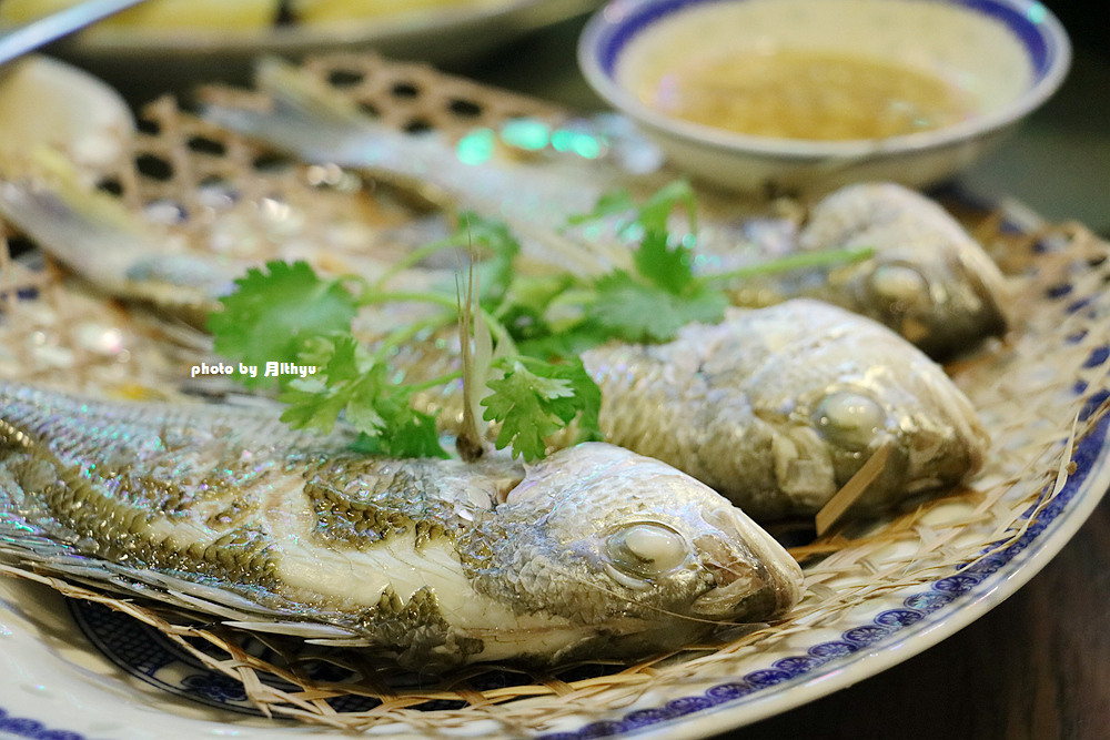 食了很多酱油水,来道清清的盐水炝黄翅鱼,很清很鲜,食的就是原汁原味