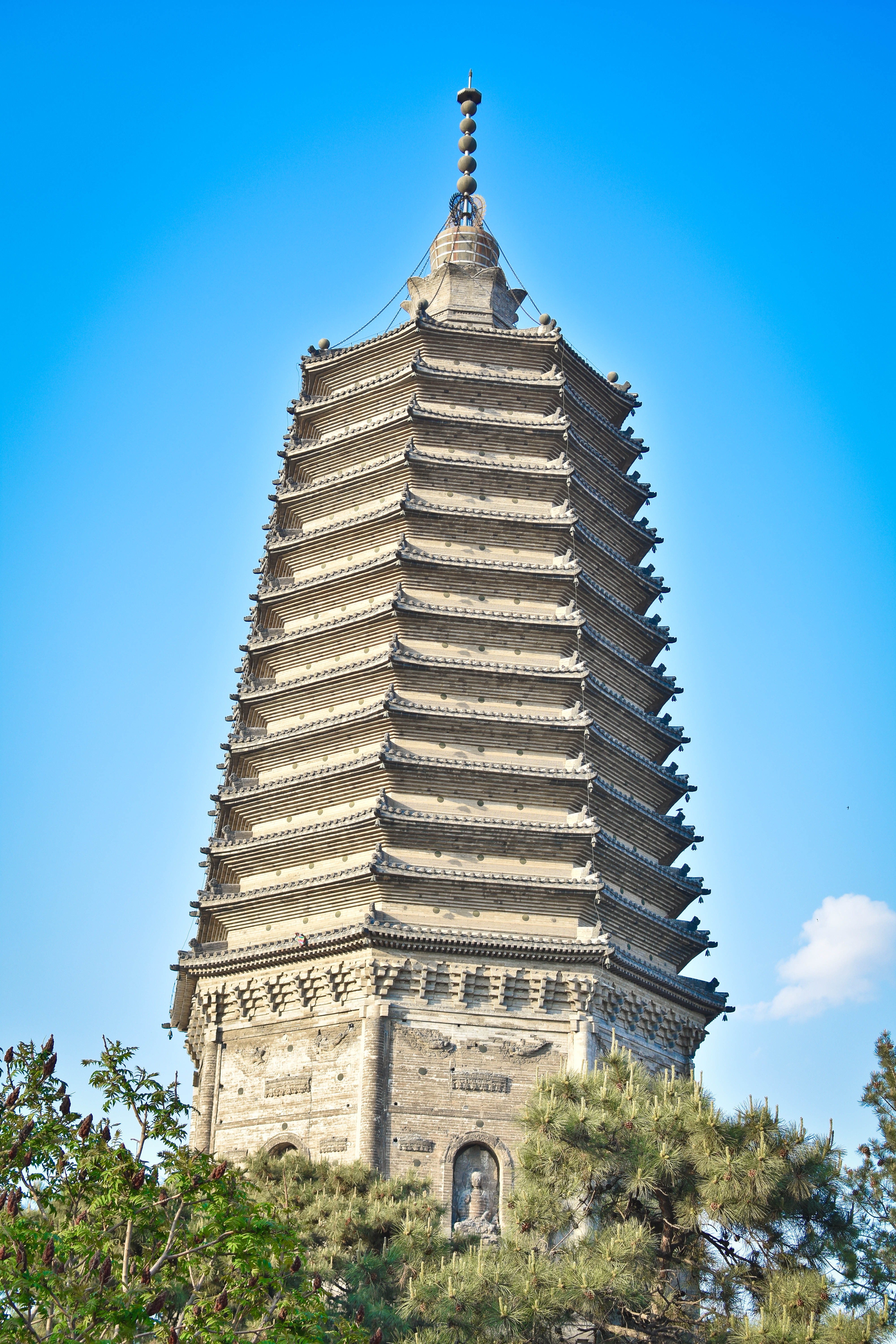 锦州有八景,囊括了山海景观文化,分别是:紫荆朝旭,虹螺晚照,笔峰插海