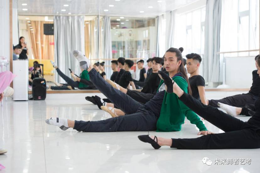 胡阳老师在教授学生正确训练肌肉及辅助练习的方式