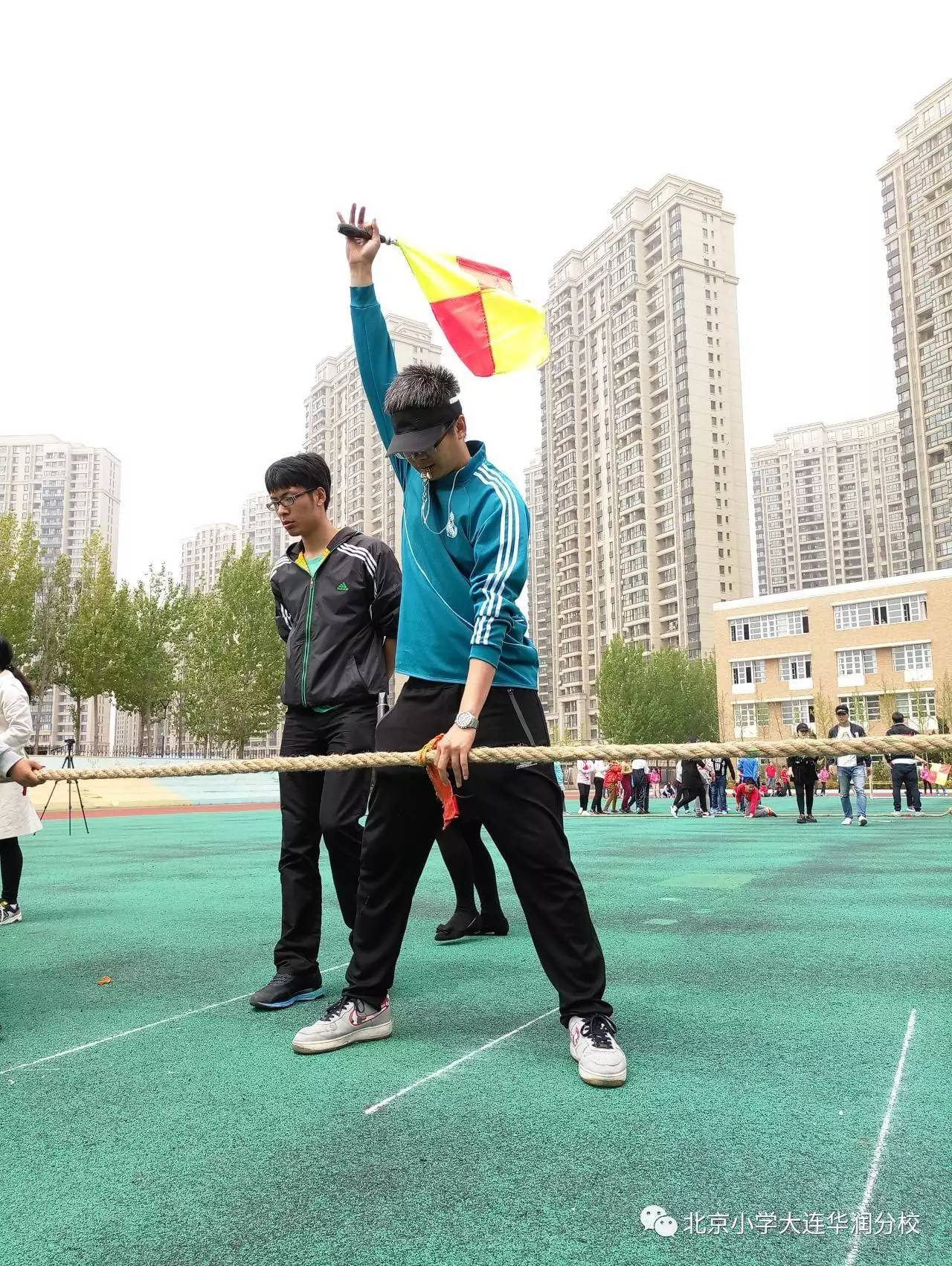 看我们帅气公正的裁判组,主裁判的每次挥旗,都会让选手们热血飞扬.