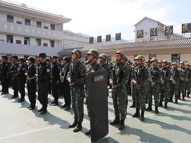 丽江市公安局党委委员,副局长李晓林到演练现场指导工作,提出要求.